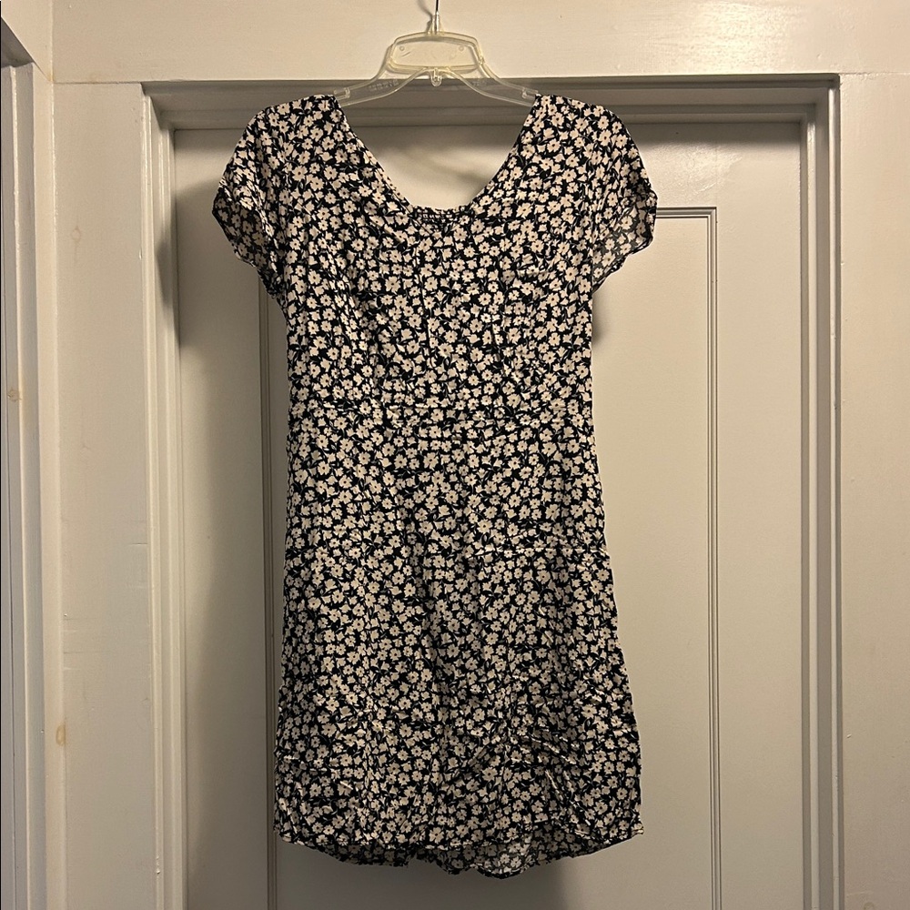Old Navy Floral Black and White Women’s Dress - Size Medium